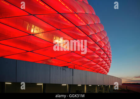 Allianz Arena in der Nacht, Rotlicht, Fussballstadion des FC Bayern München, Munich, Bavaria, Germany, Architekten Herzog und De Meu Stockfoto