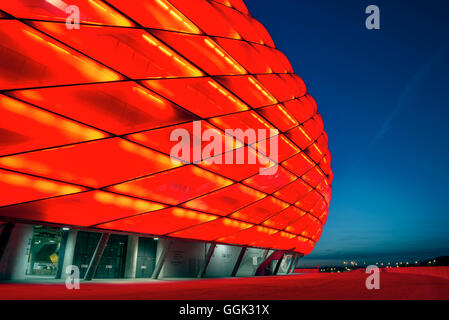 Allianz Arena in der Nacht mit Rotlicht, Fussballstadion des FC Bayern München, Munich, Bavaria, Germany, Architekten Herzog und De Stockfoto