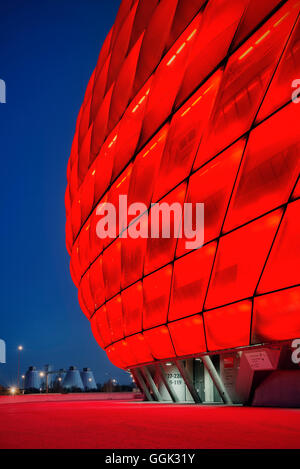 Allianz Arena bei Nacht Wih Rotlicht, Fussballstadion des FC Bayern München, Munich, Bavaria, Germany, Architekten Herzog und De Stockfoto