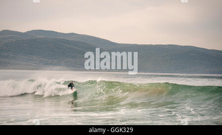 Surfer reiten die Wellen am Great Taylor Bay auf Bruny Island, größere Hobart, Tasmanien, Australien, Pazifik Stockfoto