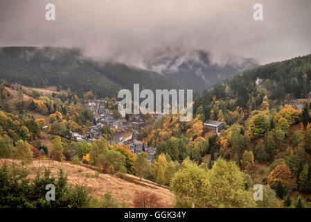 Zeigen Sie im Herbst in Richtung Lauscha in der Regen, Thüringer Wald, Thüringen, Deutschland Stockfoto