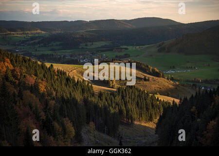 Blick auf ein typisches Dorf in der Nähe von Bernau Im Schwarzwald, Schwarzwald, Baden-Württemberg, Deutschland Stockfoto