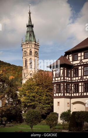 St. Amandus Kirche, Turm und das Schloss in Bad Urach, schwäbische Alp, Baden-Württemberg, Deutschland Stockfoto