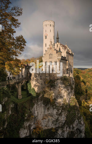 Blick auf Schloss Lichtenstein im Herbst, schwäbische Alp, Baden-Württemberg, Deutschland Stockfoto