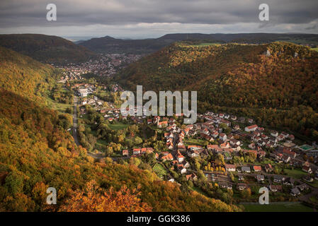 Blick vom Schloss Lichtenstein im Herbst, schwäbische Alp, Baden-Württemberg, Deutschland Stockfoto