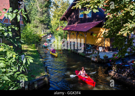 Kajakfahren auf einem Fluss im Spreewald, UNESCO-Biosphärenreservat, Brandenburg, Deutschland, Europa Stockfoto