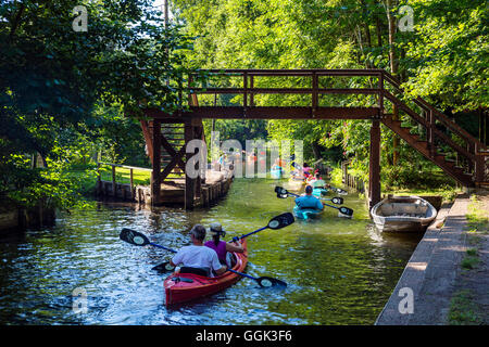 Kajakfahren auf einem Fluss im Spreewald, UNESCO-Biosphärenreservat, Brandenburg, Deutschland, Europa Stockfoto