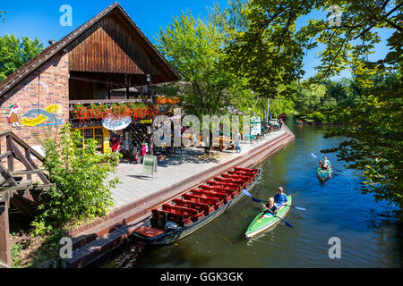 Kajaking an einem Fluss in den Spreewald, UNESCO-Biosphärenreservat, Lehde, Lübbenau, Brandenburg, Deutschland, Europa Stockfoto