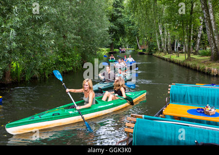 Kajaking an einem Fluss in den Spreewald, UNESCO-Biosphärenreservat, Brandenburg, Deutschland, Europa Stockfoto