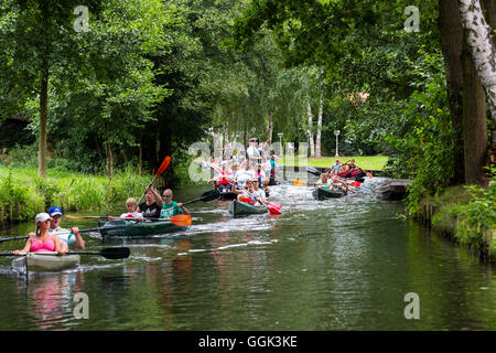 Kajaking an einem Fluss in den Spreewald, UNESCO-Biosphärenreservat, Brandenburg, Deutschland, Europa Stockfoto