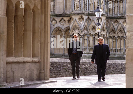 GATHERING - ICH SEHE war, war DU NICHT SIEHST / The Gathering USA 2002 / Brian Gilbert Simon (STEPHEN DILLANE), Priester (JON CROFT) Regie: Brian Gilbert aka. Das sammeln Stockfoto