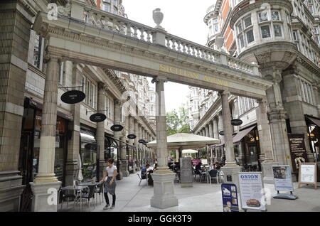 Sizilianische Avenue - die Fußgängerzone Shoppen und Essen Straße in Holborn, London Stockfoto