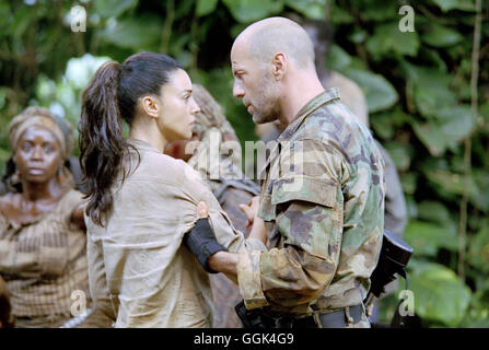 TRÄNEN DER SONNE / Tränen der Sonne USA 2003 / Antoine Fuqua Dr. Lena Kendricks (MONICA BELLUCCI), Lieutenant A.K Waters (BRUCE WILLIS) Regie: Antoine Fuqua aka. Tränen der Sonne Stockfoto