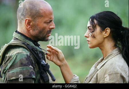 TRÄNEN DER SONNE / Tränen der Sonne USA 2003 / Antoine Fuqua Lieutenant A.K. Waters (BRUCE WILLIS), Dr. Lena Kendricks (MONICA BELLUCCI) Regie: Antoine Fuqua aka. Tränen der Sonne Stockfoto