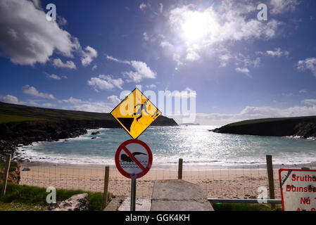 Strand mit kein Schwimmen zu unterzeichnen, in der Nähe von Dunquin an der Westküste der Halbinsel Dingle, Kerry, Irland Stockfoto