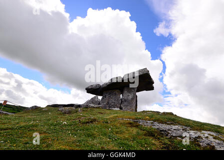 Poulnabrone Dolmen in die Burren, Clare, Westküste, Irland Stockfoto