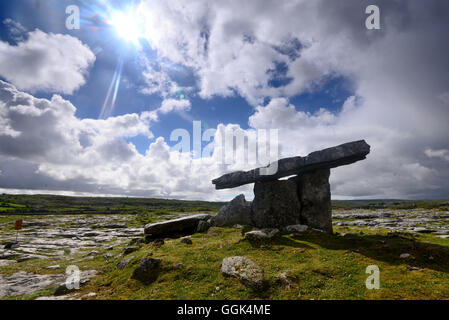 Poulnabrone Dolmen in die Burren, Clare, Westküste, Irland Stockfoto