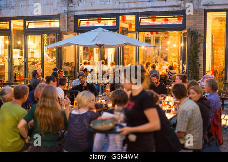 Gäste im Außenbereich von einem chinesischen Restaurant, Leipzig, Sachsen, Deutschland Stockfoto