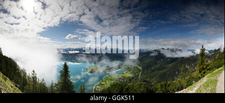 Blick über Walchensee aus Mount Herzogstand, Oberbayern, Deutschland Stockfoto