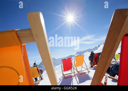 Liegestühle im Schnee, Zugspitze, Oberbayern, Deutschland Stockfoto