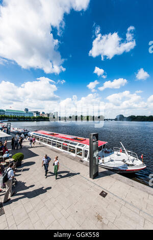 Excurstion Boot auf See Binnenalster, Jungfernstieg Terrasse, Hamburg, Deutschland Stockfoto