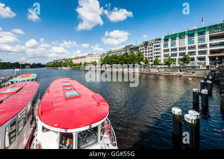 Ausflugsboote auf See Binnenalster, Terrasse Jungfernstieg, Hamburg, Deutschland Stockfoto