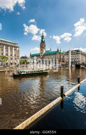 Blick über See Binnenalster, Rathaus Hamburg, Hamburg, Deutschland Stockfoto