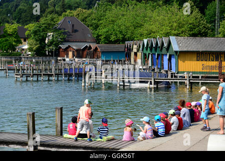 Schülerinnen und Schüler am Starnberger See in Starnberg, Bayern, Deutschland Stockfoto