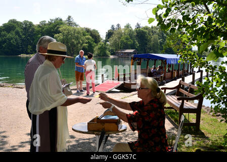 Ausflugsschiff auf Rosen Island in der Nähe von Feldafing, Westufer des Starnberger See, Bayern, Deutschland Stockfoto