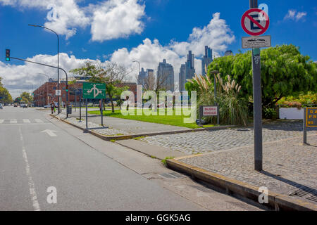 BUENOS AIRES, Argentinien - 2. Mai 2016: schönes Foto mit dem Blick auf die finanziellen Halbin in der Hauptstadt von Argentinien taked von Puerto Madero Stockfoto