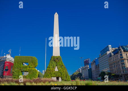 BUENOS AIRES, Argentinien - 2. Mai 2016: Historisches Denkmal der Stadt Buenos Aires genannt: el Obelisco, baute 1936 anlässlich der 400 Jahre der Fundation der Stadt Stockfoto