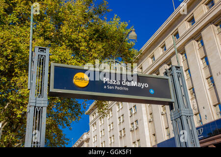 BUENOS AIRES, Argentinien - 2. Mai 2016: Signal am Eingang von einer u-Bahnstation vor einem schönen weißen Gebäude Stockfoto