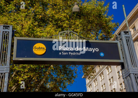 BUENOS AIRES, Argentinien - 2. Mai 2016: Ortseingangsschild von einer u-Bahnstation befindet sich an der Plaza de Mayo in der Nähe der rosa Haus Stockfoto