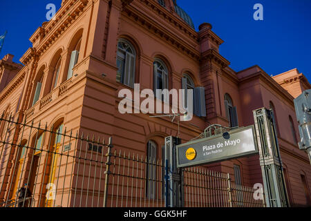 BUENOS AIRES, Argentinien - 2. Mai 2016: Eingang zur u-Bahn-Station neben dem rosa Haus befindet sich an der Plaza de mayo Stockfoto