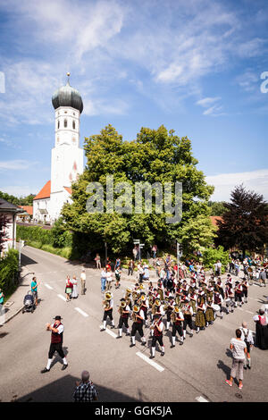 Parade der eine traditionelle bayerische Band, Muensing, Oberbayern, Deutschland Stockfoto