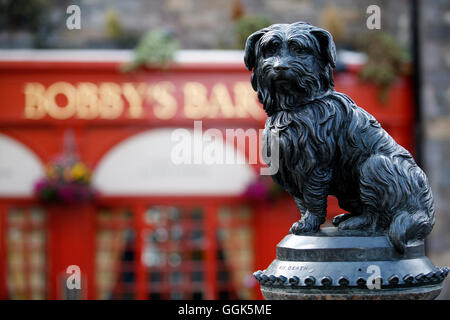 Statue von Greyfriars Bobby, ein Skye Terrier, sitzend vor Bobbys Bar, Edinburgh, Schottland, Vereinigtes Königreich, Europa Stockfoto