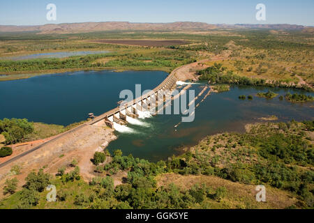 Antenne des Ord River Flusswehr mit 20 Schlössern und Victoria Highway Beschlagnahme Lake Kununurra, in der Nähe von Kununurra, Western Aust Stockfoto