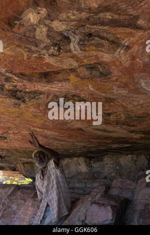 Aborigines Anleitung erklärt die Geschichte des traditionellen Wandmalereien, Arnhemland, Northern Territory, Australien Stockfoto