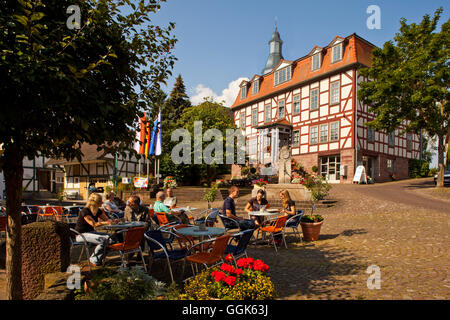 Menschen sitzen vor einem Café auf dem Marktplatz Marktplatz vor dem Rathaus, Bad Zwesten, Hessen, Deutschland, Europa Stockfoto