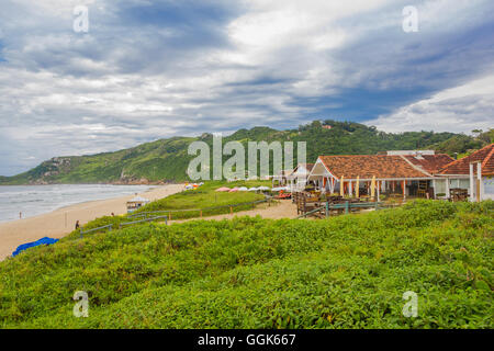 FLORIANOPOLIS, Brasilien - 8. Mai 2016: schöner Blick auf Praia Mole mit einigen Restaurants direkt am Strand und einige Amountain als Hintergrund Stockfoto