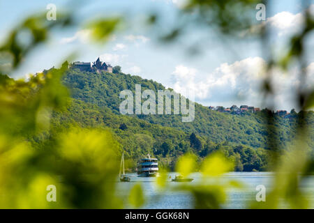 Durch Niederlassungen in Richtung Schloss Waldeck mit Ausflugsschiff, Stern von Waldeck, auf See Edersee Kellerwald-Edersee Nation anzeigen Stockfoto