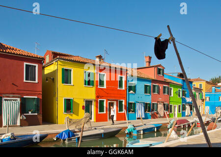 Bunte Häuser entlang des Kanals, Burano, in der Nähe von Venedig, Veneto, Italien, Europa Stockfoto