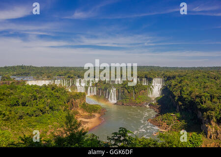 IGUAZU, Brasilien - 14. Mai 2016: Wasserfälle des Flusses Iguazu an der Grenze zwischen Argentinien und Brasilien gelegen Stockfoto