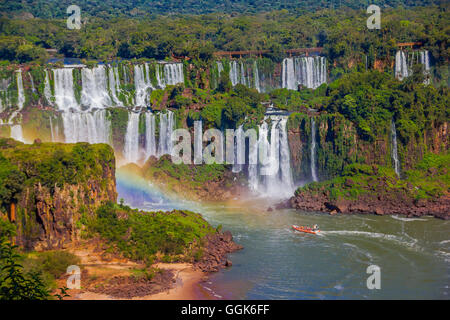 IGUAZU, Brasilien - 14. Mai 2016: schöne Sicht auf die Wasserfälle von der brasilianischen Seite, segelt ein Boot an der Unterseite der Wasserfälle Stockfoto