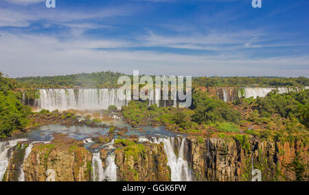 IGUAZU, Brasilien - 14. Mai 2016: Iguazu sind die größten Wasserfälle der Welt mit 275 Wasserfälle Stockfoto