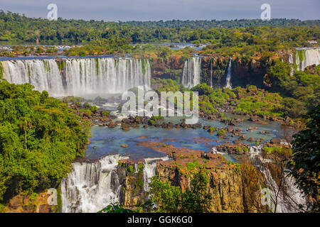 IGUAZU, Brasilien - 14. Mai 2016: schöne Aussicht von der brasilianischen Seite der Wasserfälle Stockfoto