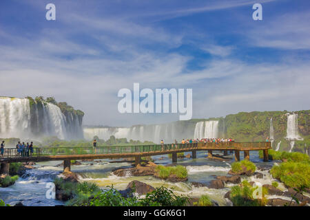 IGUAZU, Brasilien - 14. Mai 2016: nette kleine Brindge über den Fluss, wo die Touristen nehmen Pactures des Wasserfalls Stockfoto