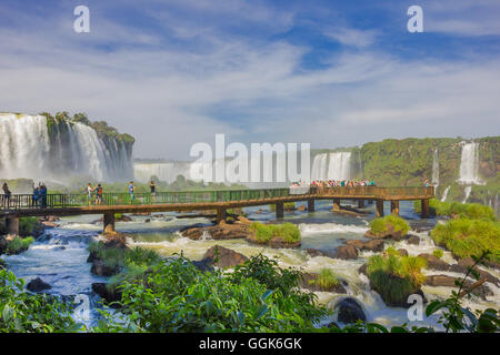 IGUAZU, Brasilien - 14. Mai 2016: kleine Brücke über den Fluss in der Nähe der Unterseite des Wasserfalls, viele Menschen die Bilder von den Wasserfällen Stockfoto