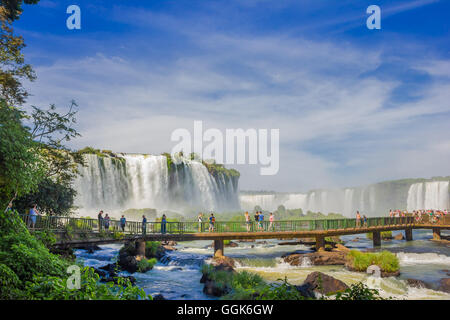 IGUAZU, Brasilien - 14. Mai 2016: schöne Aussicht von der brasilianischen Seite von einer kleinen Brücke über den Fluss in der Nähe der Unterseite des Wasserfalls Stockfoto