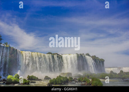 IGUAZU, Brasilien - 14. Mai 2016: schöne Aussicht von der Unterseite der Wasserfälle von der brasilianischen Seite Stockfoto